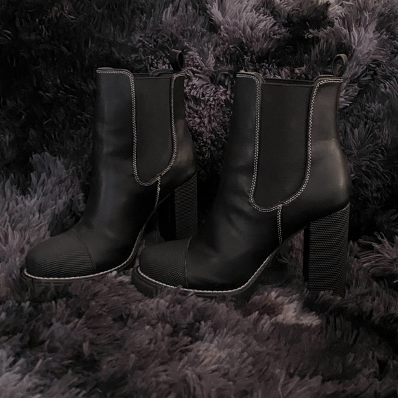 🖤 Black Booties! 🖤 - Picture 1 of 4